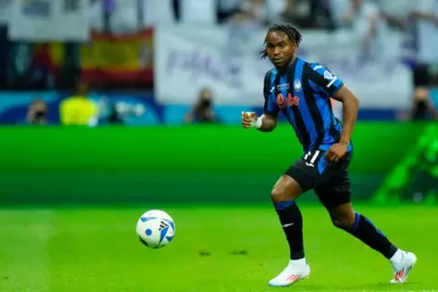 بعد أزمته مع جاسبريني.. تقارير: نابولي ويوفنتوس يتنافسان على ضم لوكمان